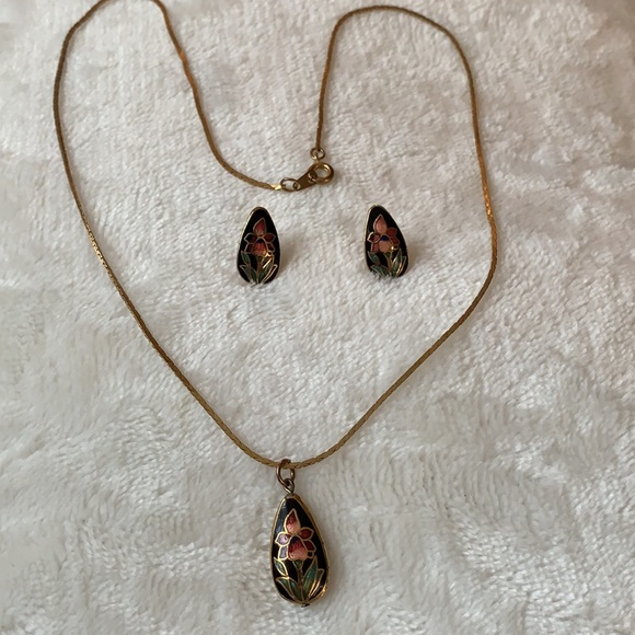 Gold tone necklace with pink flower & earrings - Picture 7 of 8